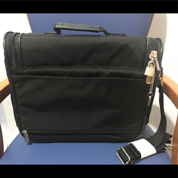 London Fog men’s locked hanging travel bag - Picture 3 of 16